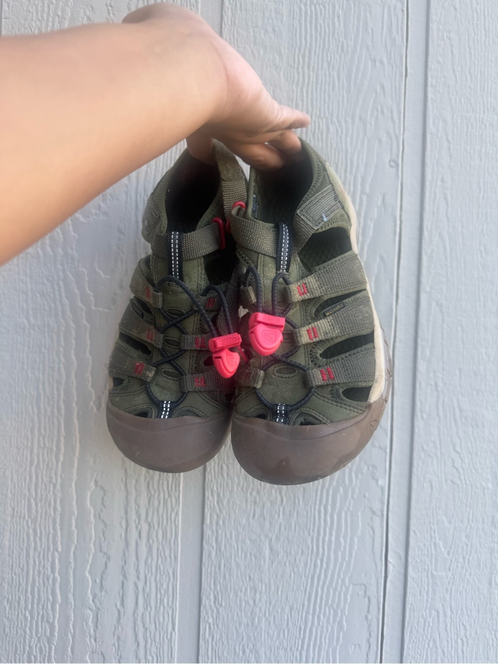 Kids Olive Green Outdoor Newport h2.One shoe looks like it was melted pls review